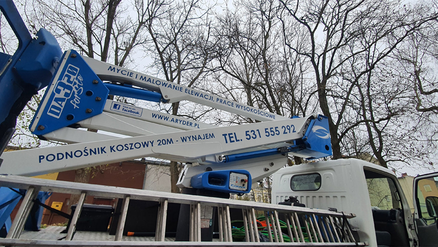 Podnośnik koszowy 20m przy pielęgnacji starodrzewu